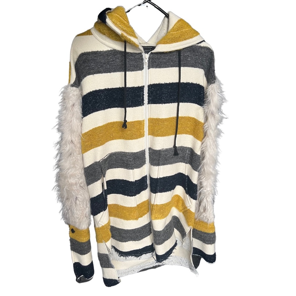 Striped coat. Faux fur sleeve. Front pockets. Cuff. No lining.